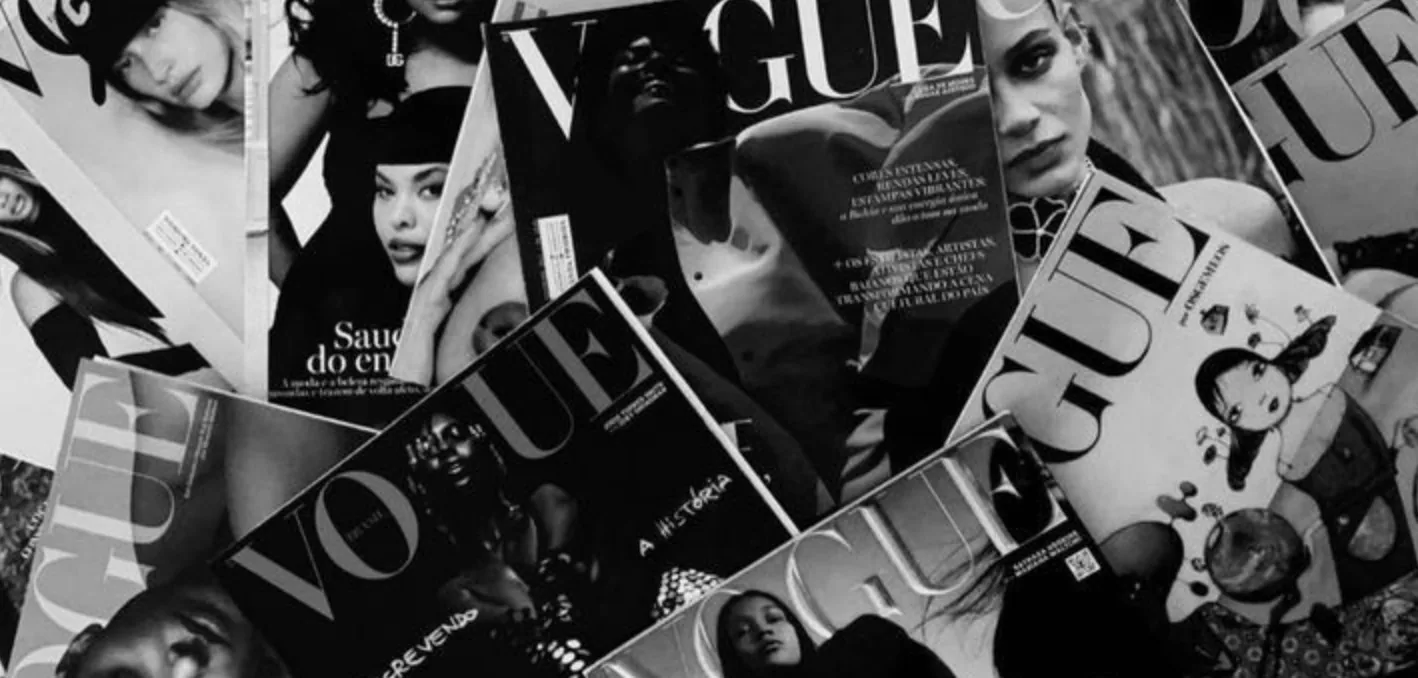 Разложенные веером обложки разных изданий Vogue, чёрно-белая фотография