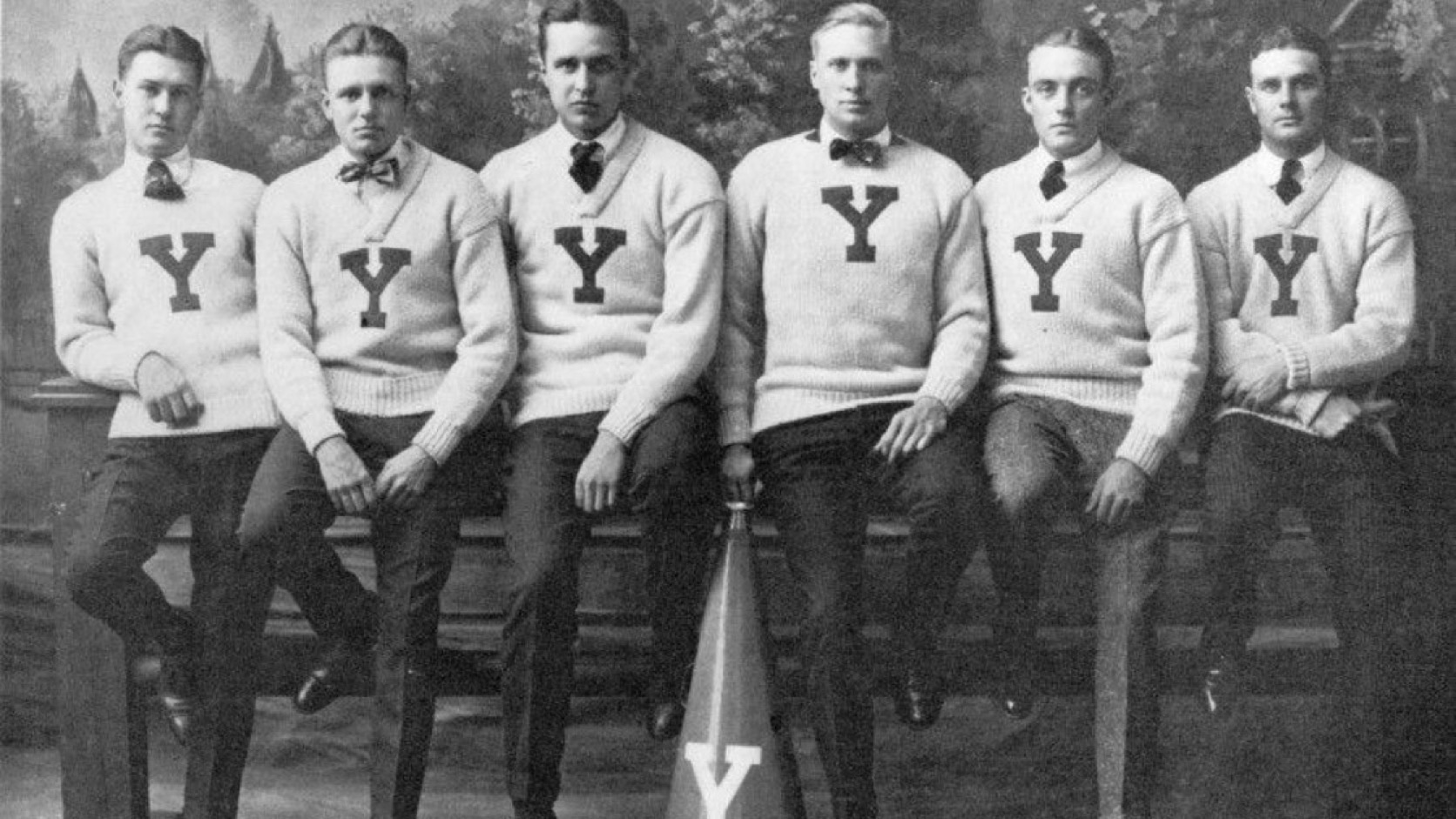 Историческая фотография: шестеро студентов Йеля в свитерах с буквой Y и рупор с той же буквой